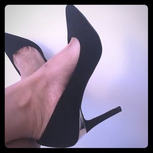 Call it spring black pumps!